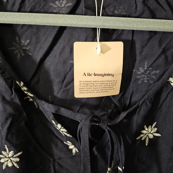 NWT BloomChic Navy Floral Blouse - Picture 3 of 3